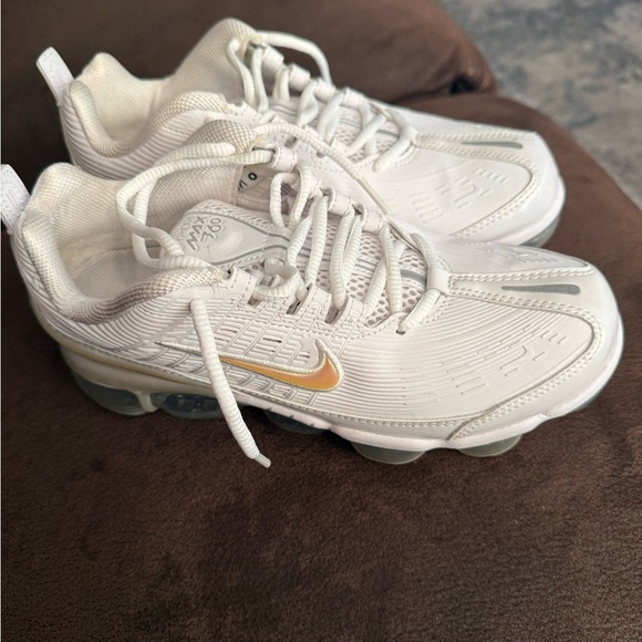 Nike White and Gold Athletic Shoes - Only worn 3x . Can negotiate price. - Picture 1 of 4